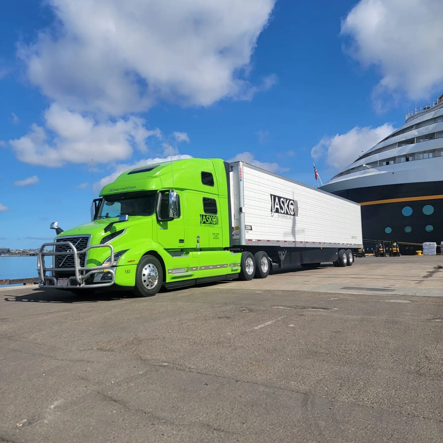 Green JASKO Volvo VNL 860 Globetrotter with refrigerated trailer