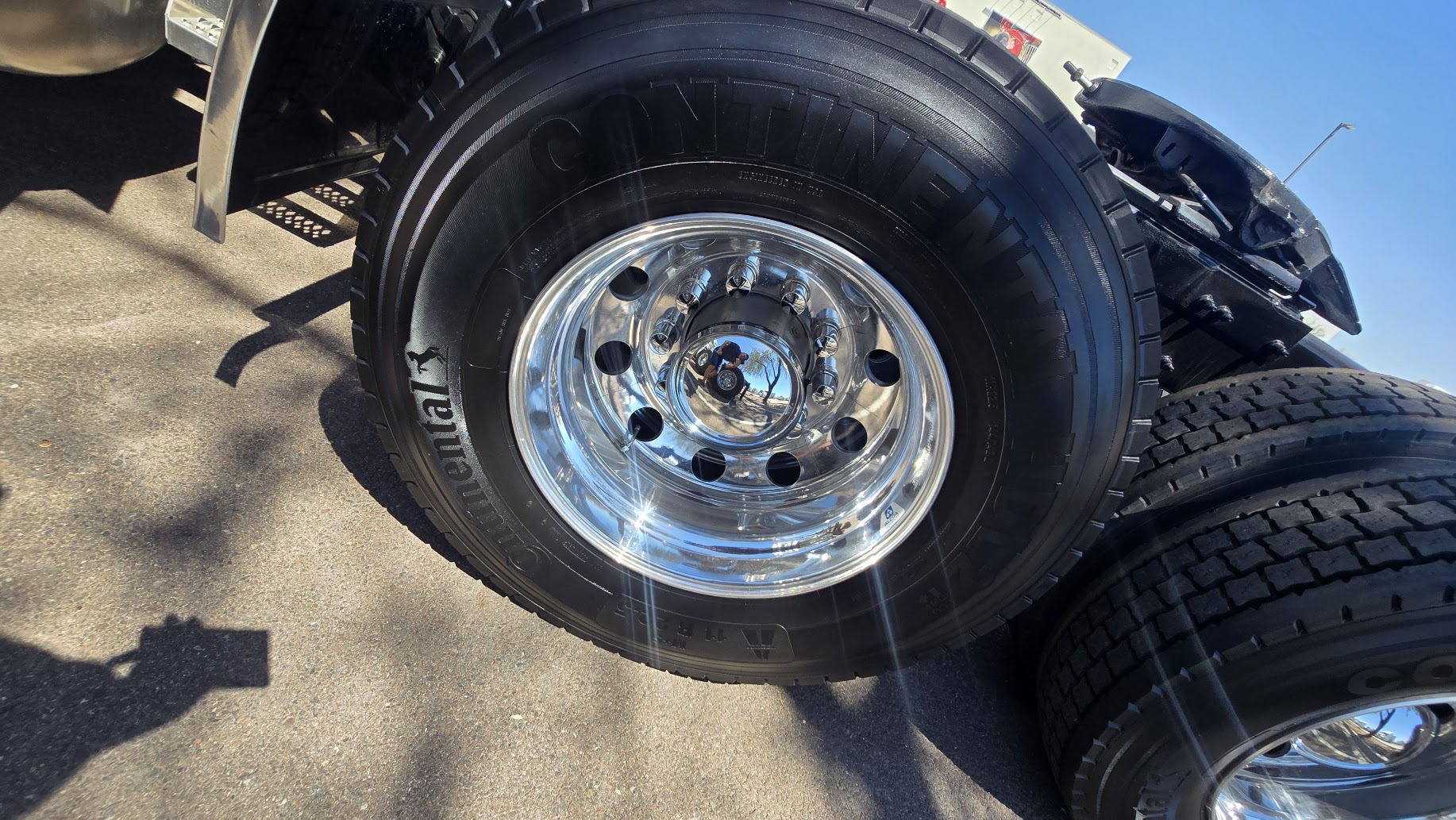 Peterbilt 579 polished drive wheel with Continental tire